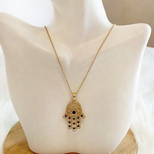 (NWT)πΈBlack & Gold Hamsa Necklace